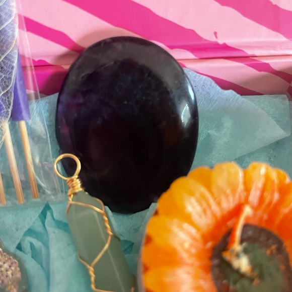 Glitz Healing Crystal Box w/Necklace - Picture 7 of 8